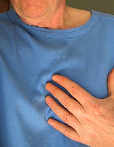 Hand auf Brust Herzinfarkt